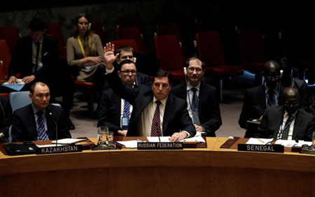 Đại sứ Nga tại Liên Hợp Quốc giơ tay phủ quyết Nghị quyết về Syria do Mỹ, Anh và Pháp đệ trình.